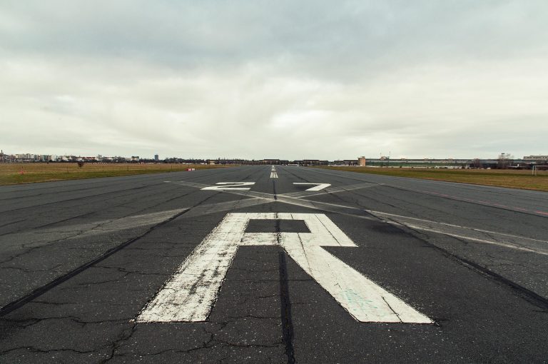 wal_172619-runway-7831347_1920